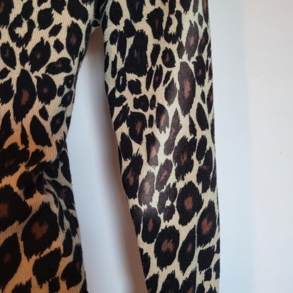 MATERIAL GIRL Women's V-Neck Leopard Print Long Sleeve Sweater Size Medium - Picture 4 of 6